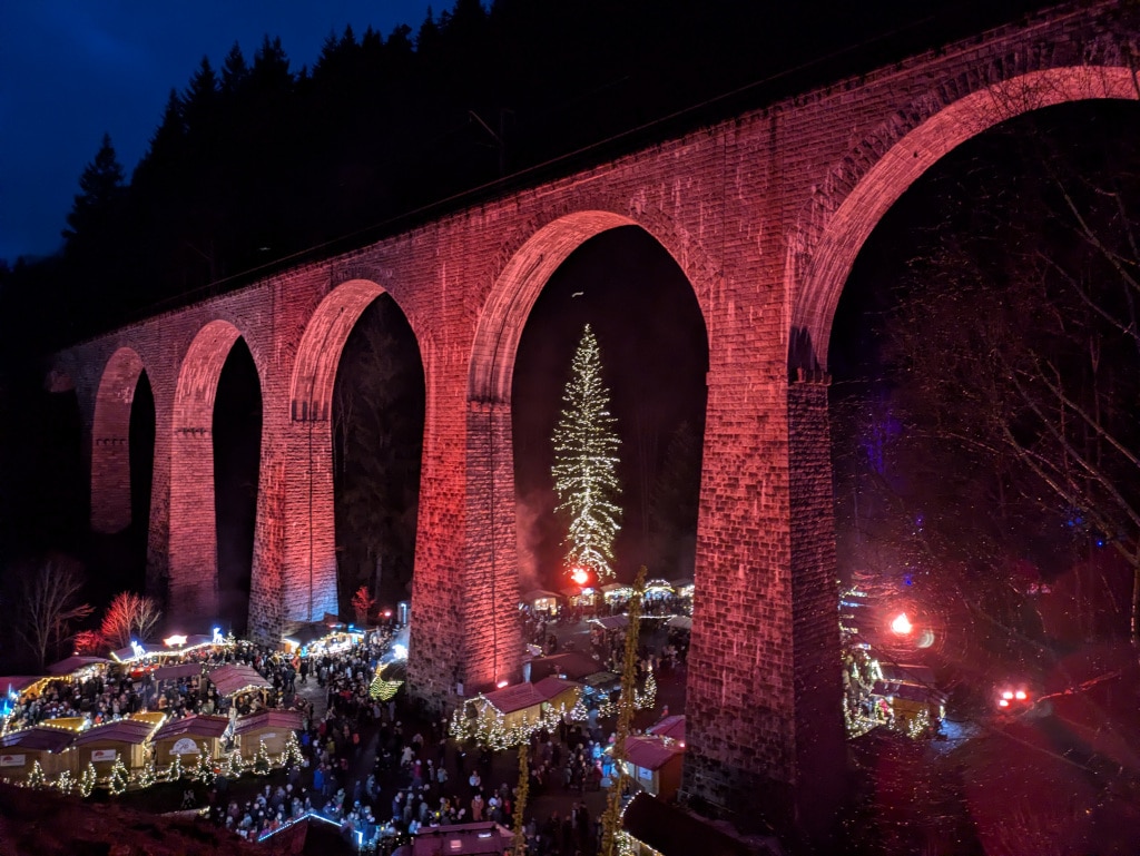 Ravennaschlucht Viadukt rot angeleuchtet