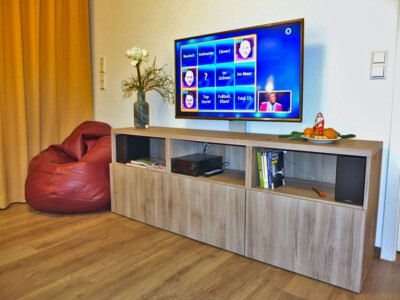 Fernseher und gemütlicher Sitzsack