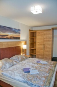 Schlafzimmer mit Kleiderschrank