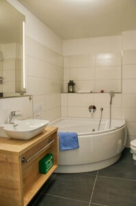 Waschtisch und Whirlwanne