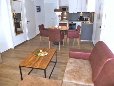 Blick im Wohnzimmer vom Schlafsofa zum Esstisch und Küche