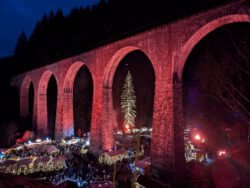 Ravennaschlucht Viadukt rot angeleuchtet